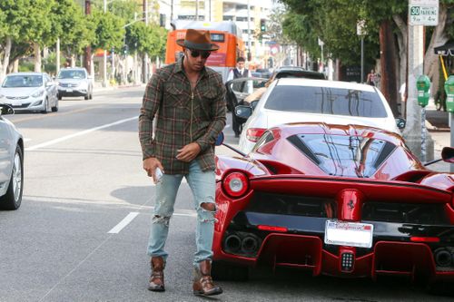 Dàn siêu xe Ferrari ấn tượng của tay đua F1 Lewis Hamilton