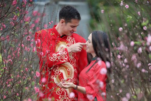 Nguyễn Filip lần đầu diện áo dài đón Tết
