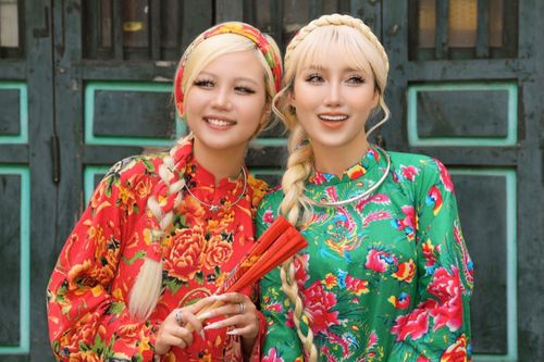 Áo dài 'con công' phủ sóng MXH ngày Tết