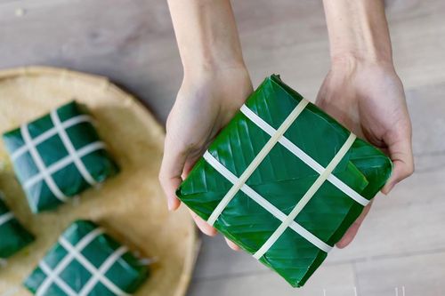 Giới trẻ khoe bánh chưng tự gói ngày Tết