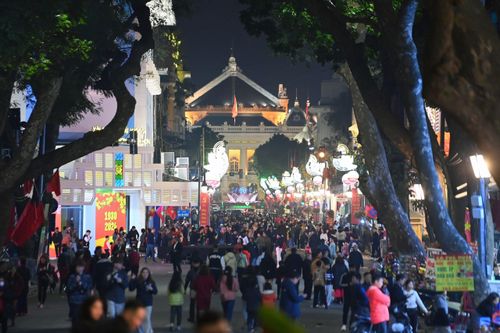 Không khí đón giao thừa khác lạ ở Hà Nội