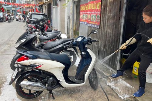 Dịch vụ rửa xe máy hoạt động hết công suất đến tận trưa 30 Tết