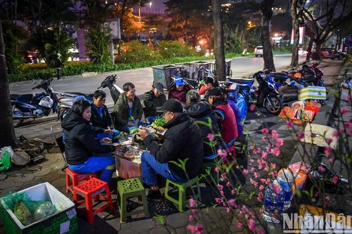 Ấm cúng bữa cơm tiễn năm cũ bên vỉa hè