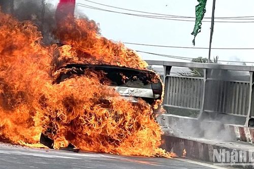 Xe ô-tô đang chạy trên quốc lộ bốc cháy