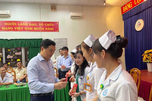 Tỉnh ủy Bình Thuận thăm, chúc Tết công an, bác sĩ trực đêm giao thừa
