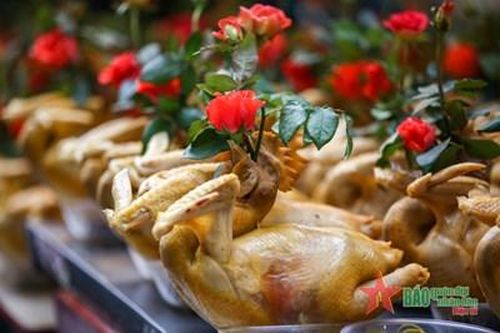 Gà ngậm hoa hồng đắt khách ngày 30 Tết