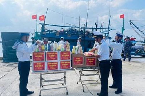 Huyện đảo Trường Sa: Trao quà tặng ngư dân đón Tết