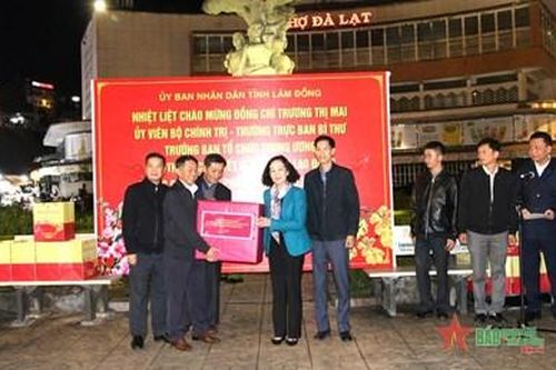 Đồng chí Trương Thị Mai chúc Tết, tặng quà công nhân, người lao động Công ty cổ phần dịch vụ đô thị Đà Lạt