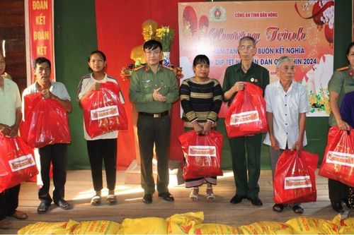 Công an Đắk Nông với chương trình 'Tết Nhân ái – Lan tỏa yêu thương', 'Xuân yêu thương, Tết sẻ chia'