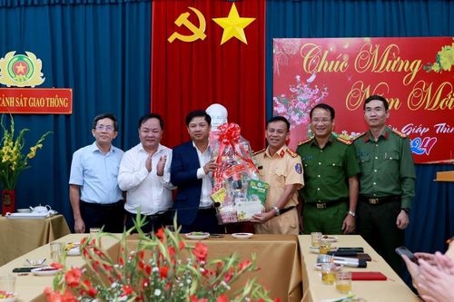 Bí thư Tỉnh ủy Quảng Nam thăm, tặng quà các đơn vị làm nhiệm vụ đêm giao thừa