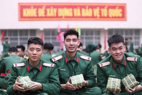 Chiến sĩ Lữ đoàn 144 trổ tài gói bánh chưng xanh Tết Giáp Thìn