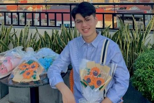 Nam sinh GenZ khởi nghiệp từ hoa kẽm nhung thu về hàng trăm triệu đồng vào tháng Tết