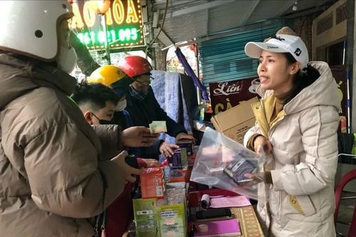 Nguồn cung dồi dào, giá pháo hoa vẫn... 'trên trời'