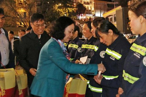 Thường trực Ban Bí thư Trương Thị Mai thăm, trao quà đêm giao thừa tại Đà Lạt