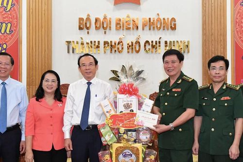 Bí thư Thành ủy TPHCM Nguyễn Văn Nên thăm, động viên các đơn vị trực đêm giao thừa