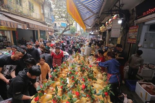 'Chợ nhà giàu' Hà Nội tấp nập người mua trong ngày 30 Tết