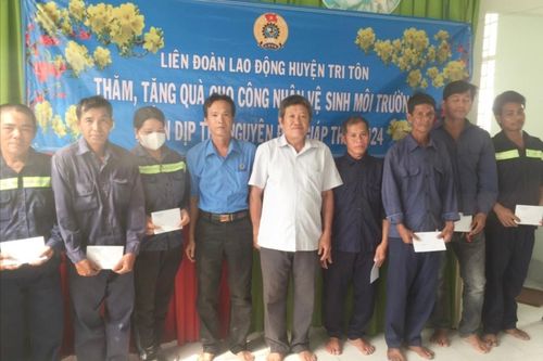 Tặng quà cho công nhân vệ sinh môi trường vui Tết