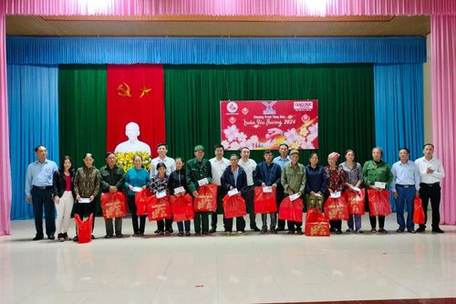 Tập đoàn GrowMax cùng Báo GD&TĐ trao quà Tết cho các hộ nghèo ở Kỳ Anh