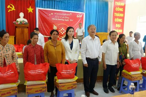 Trao hon 17.000 phần quà Tết hỗ trợ người dân khó khăn huyện miền núi Tri Tôn
