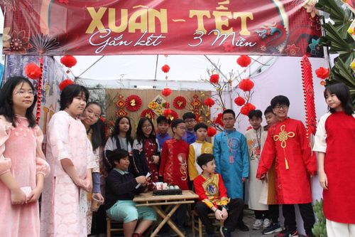 Bài học từ lì xì ngày Tết cho trẻ