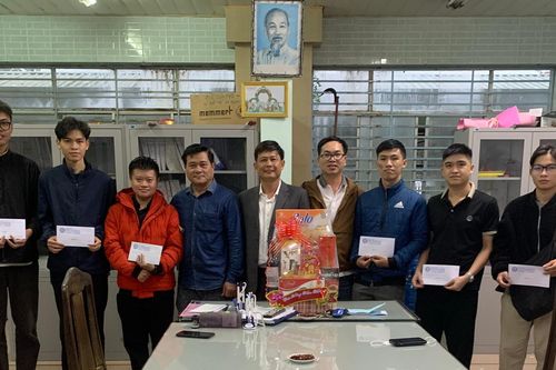 Thăm và tặng quà cho sinh viên đón Tết tại ký túc xá
