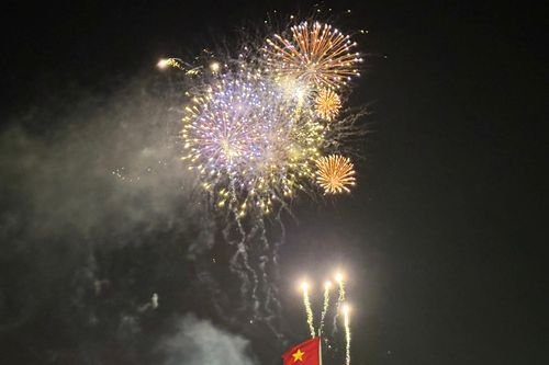 Rực rỡ pháo hoa đón Xuân Giáp Thìn ở phố núi Buôn Ma Thuột