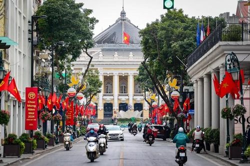 Hình ảnh đường phố Hà Nội vắng vẻ, tĩnh lặng ngày 30 Tết Giáp Thìn 2024