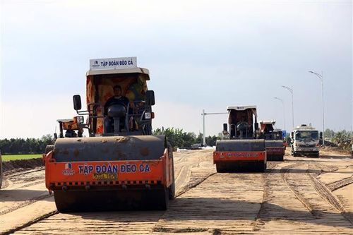 Nhiều công trường không ngừng tiếng máy, hàng loạt dự án giao thông trọng điểm thi công xuyên Tết Giáp Thìn 2024