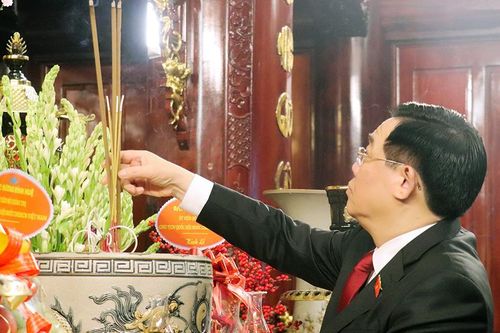 Chủ tịch Quốc hội dâng hương tưởng niệm Chủ tịch Hồ Chí Minh và chúc tết tại Hà Tĩnh