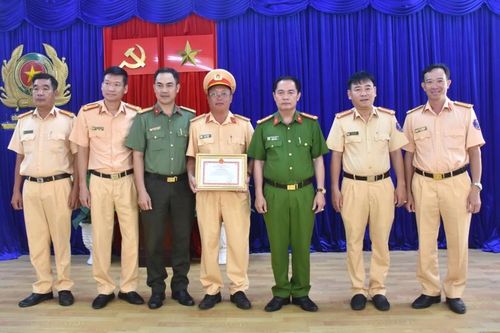 Giám đốc Công an tỉnh Bạc Liêu khen thưởng đột xuất cho 2 cán bộ Công an nhặt của rơi trao trả người bị mất