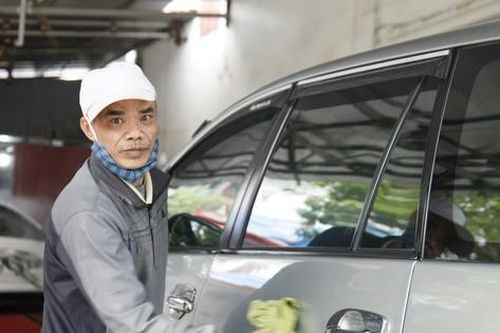 Dịch vụ rửa xe kiếm tiền triệu ngày Tết, lượng xe gấp 10 lần ngày thường
