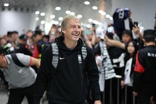 HLV Klinsmann bị NHM Hàn Quốc 'quây', ném vật thể lạ ở sân bay