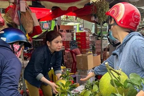 Phiên chợ 30 Tết: Chỉ cần hàng đẹp là xuống tiền