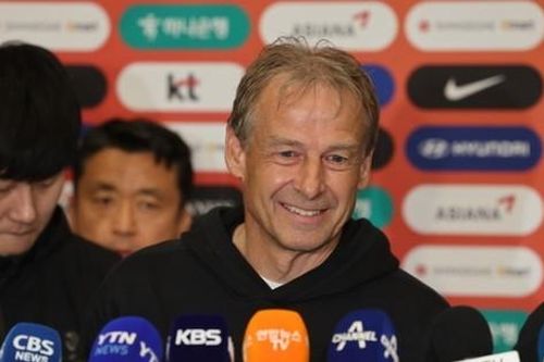 HLV Klinsmann đổ thêm dầu vào lửa, tuyên bố không thay đổi phong cách