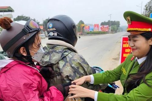Thanh Hóa: Công an hỗ trợ người dân về quê ăn Tết