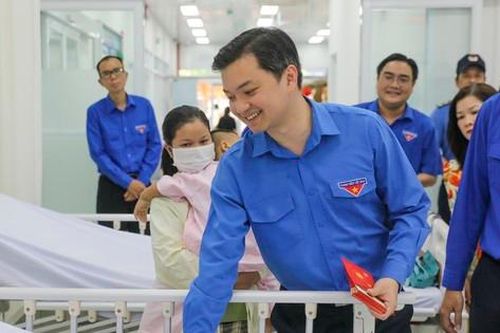 Bí thư Trung ương Đoàn chúc Tết bệnh nhi và cảnh sát giao thông