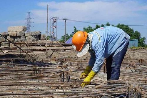 Công nhân làm việc xuyên Tết trên các đại công trường ở Đồng Nai