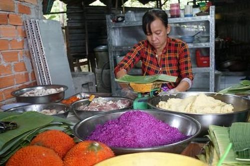 Lò bánh tét lá cẩm nổi tiếng Cần Thơ đỏ lửa ngày Tết
