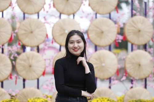 Đường hoa Tết tái hiện văn hóa Kinh Bắc thu hút giới trẻ đến chụp ảnh