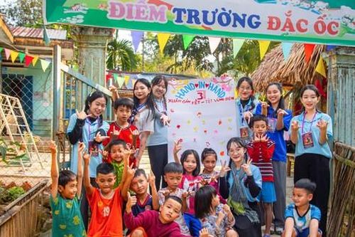 'Cõng' Tết lên non, gói bánh chưng tặng bà con vùng biên