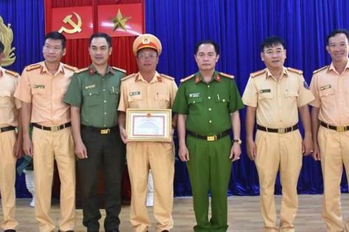 Hành động đẹp của 2 thiếu tá công an Bạc Liêu
