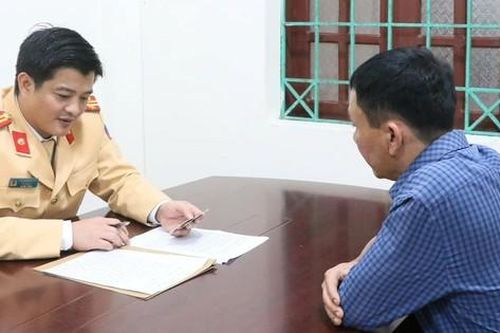 Tin mới vụ xe biển xanh đón người nhà lãnh đạo ở sân bay Vinh