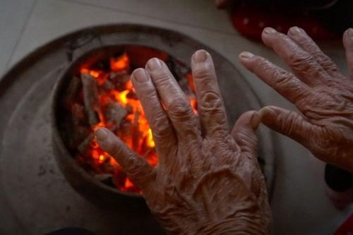 Cảnh báo ngộ độc khí CO do đốt than, củi để sưởi ấm dịp Tết
