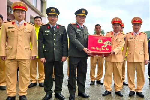 TT-Huế: Giám đốc Công an tỉnh thăm và chúc Tết lực lượng CSGT trực Tết