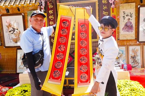 Người dân TP.HCM nô nức xuống phố ông đồ xin chữ ngày cận Tết