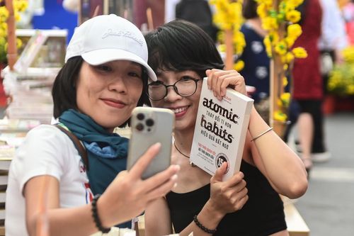 Người dân TP.HCM dạo chơi Lễ hội Đường sách