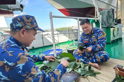 Xuân về giữa biển khơi, tàu Trường Sa rộn ràng đón Tết