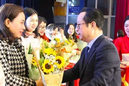 Cô giáo có chồng nơi đảo xa kể chuyện canh thời tiết để liên lạc ngày Tết