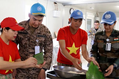 Lính mũ nồi xanh Liên Hợp Quốc học gói bánh chưng, dựng cây nêu ở châu Phi