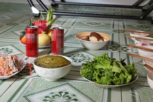 Mâm cúng 30 Tết ở xóm trọ nghèo TP.HCM: 3 món đơn sơ nhưng lòng thành